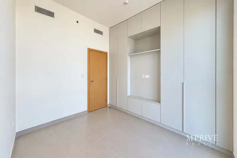 Modern 1 BR | Spacious | Penthouse Corner | Vacant