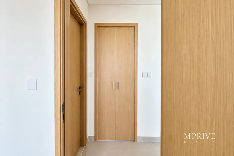 Spacious 1 BR | Penthouse Corner | Vacant